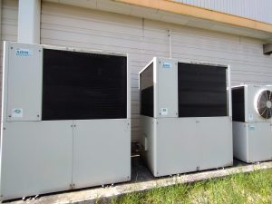 アイシン製の大きなガスヒートポンプエアコン